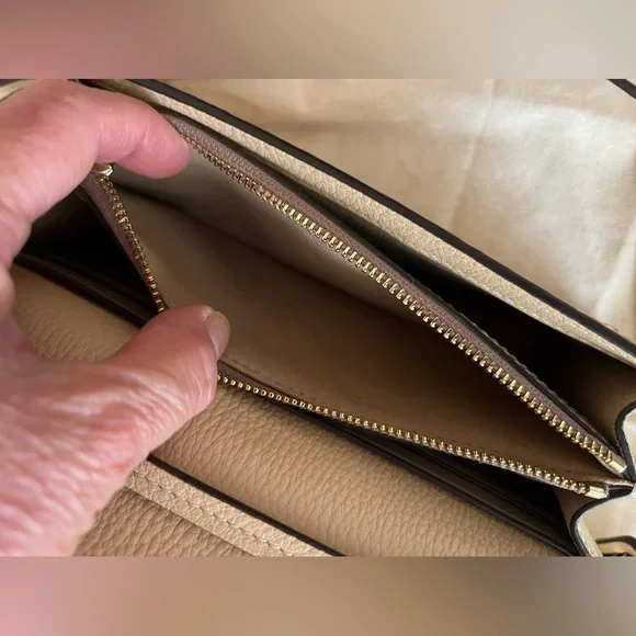 Tory Burch Miller Wallet Crossbody in Vanilla Soft Serve - Picture 13 of 15